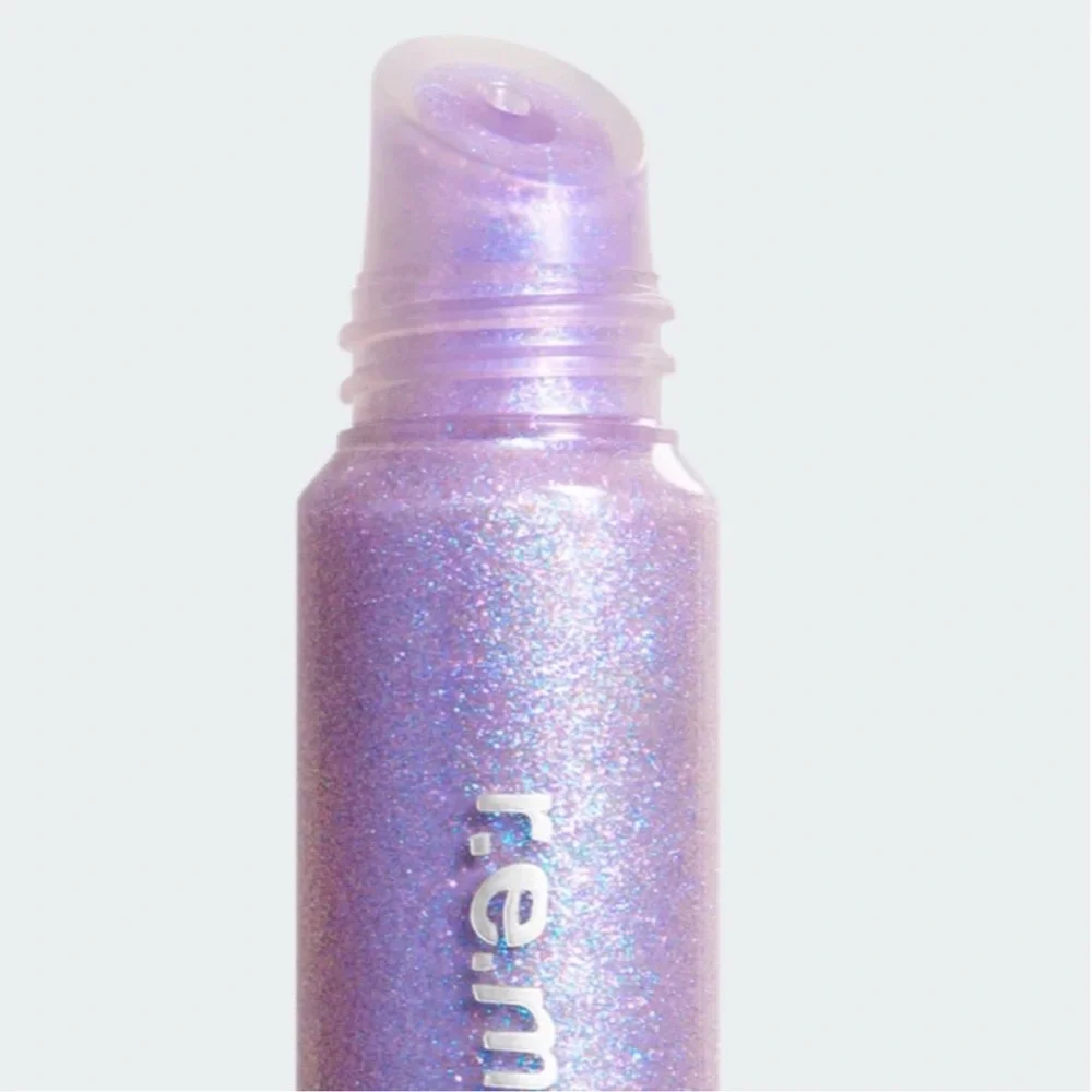 R.E.M. BEAUTY On Your Collar Plumping Lipgloss - Chuckie